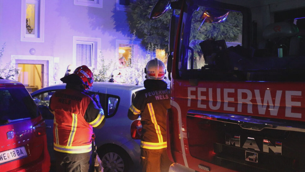 Brand in einer Wohnung eines Mehrparteienhauses in Wels-Vogelweide fordert eine verletzte Person